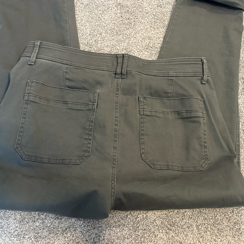 Democracy Sage Green cropped Cargo Pants  Size 12 - Picture 4 of 10